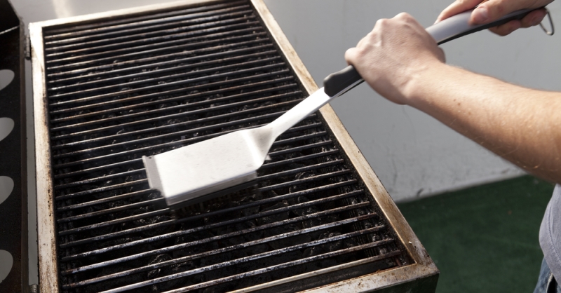 Tony Roma’s offers tips for cleaning your grill between seasons. 